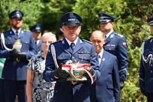 Policjanci, pracownicy oraz zaproszeni gości podczas ceremonii uczczenia pamięć poległych i pomordowanych funkcjonariuszy.