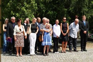 Policjanci, pracownicy oraz zaproszeni gości podczas ceremonii uczczenia pamięć poległych i pomordowanych funkcjonariuszy.