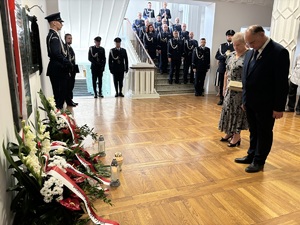 Policjanci, pracownicy oraz zaproszeni gości podczas ceremonii uczczenia pamięć poległych i pomordowanych funkcjonariuszy.