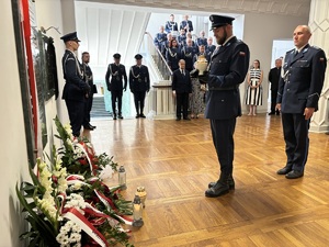 Policjanci, pracownicy oraz zaproszeni gości podczas ceremonii uczczenia pamięć poległych i pomordowanych funkcjonariuszy.