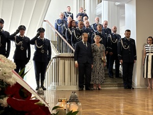 Policjanci, pracownicy oraz zaproszeni gości podczas ceremonii uczczenia pamięć poległych i pomordowanych funkcjonariuszy.