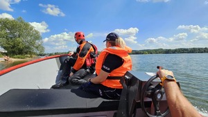 Policjanci i strażacy z Lwówka Śląskiego wspólnie kontrolują zbiorniki wodne