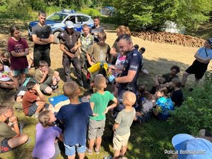 Wakacyjne spotkanie policjantów z harcerzami stacjonującymi nad rzeką Kwisa