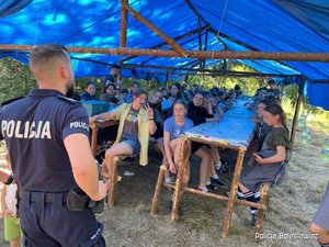 Wakacyjne spotkanie policjantów z harcerzami stacjonującymi nad rzeką Kwisa