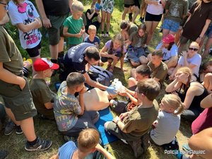 Wakacyjne spotkanie policjantów z harcerzami stacjonującymi nad rzeką Kwisa