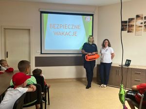 „Bezpieczne wakacje 2024” – kolejne spotkania milickich policjantów z wypoczywającą młodzieżą