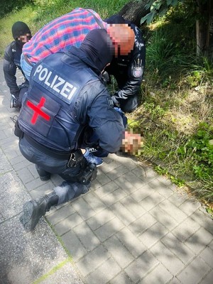 Policjanci z zatrzymanym mężczyzną