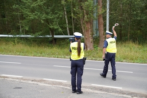 Policjanci ruchu drogowego kontrolujący pojazdy poruszające się ulicami