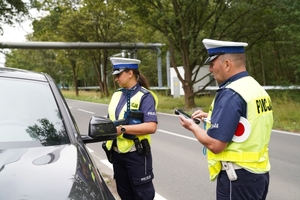 Policjanci ruchu drogowego kontrolujący pojazdy poruszające się ulicami