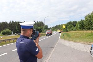 Policjanci ruchu drogowego kontrolujący pojazdy poruszające się ulicami