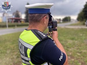 Policjanci ruchu drogowego kontrolujący pojazdy poruszające się ulicami