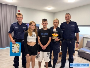 policjantka i dwaj policjanci z dziewczyna i chłopakiem pozujący do zdjęcia