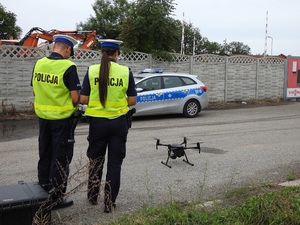 policjantka i policjant sterujący dronem