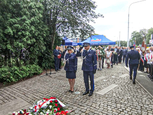 policjanci składają wieńce