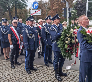 policjanci składają wieńce