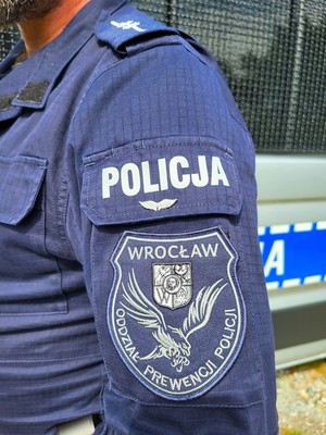 Naszywka na ramieniu munduru policjanta z napisem oddziały prewencji policji Wrocław