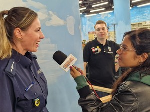 policjantka i dziennikarz