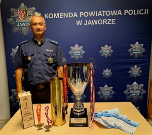 Policjant z pucharami i medalami