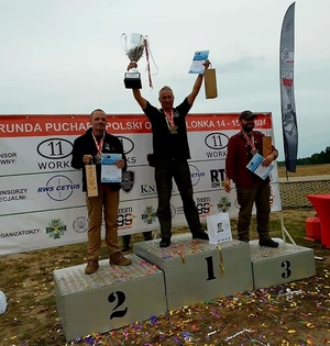 Policjant na podium w sportowych zawodach strzeleckich II Rundy Pucharu Polski OPEN LONG RANGE SHOOTING 2024