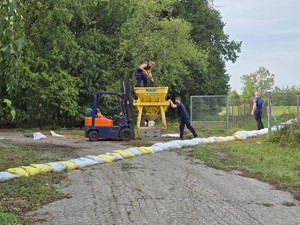 policjanci ładują piasek