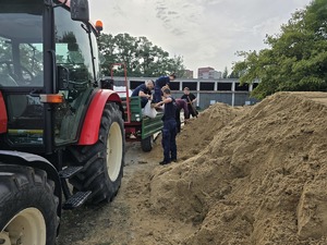 policjanci i ciągnik