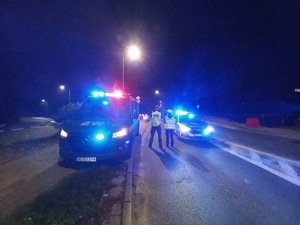 Pora nocna - policjanci i wojsko kierują ruchem, pomagają podczas powodzi