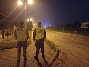 Pora nocna - policjanci i wojsko patrolują ulice