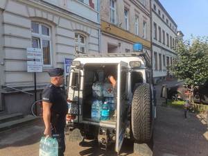 policjanci pomagają w mieszkańcom w kłodzku po powodzi - przekazują wodę, jedzenie i środki czystości