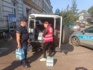 policjanci pomagają w mieszkańcom w kłodzku po powodzi - przekazują wodę, jedzenie i środki czystości