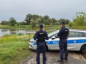 policjanci pomagają