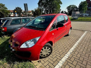 czerwony samochód osobowy stojący na parkingu