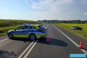 wypadek - radiowóz na ulicy blokuje drogę w tle wypadek