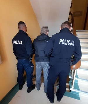 Zatrzymany mężczyzna z policjantami