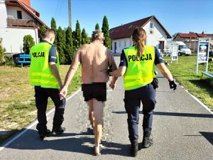 Zatrzymany i policjanci