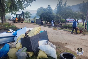 Policjanci porządkują zniszczone tereny