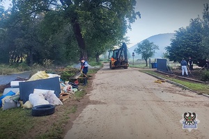 Policjanci porządkują zniszczone tereny