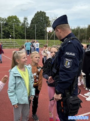 policjanci odwiedzili dzieci pokazując im sprzęt policyjny