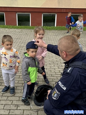 policjanci odwiedzili dzieci pokazując im sprzęt policyjny