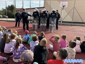 policjanci odwiedzili dzieci pokazując im sprzęt policyjny