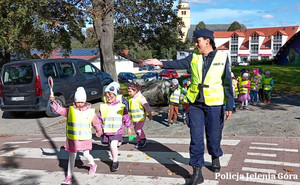 Policjanci uczą dzieci jak bezpiecznie przechodzić przez pasy