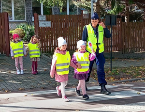 Policjanci uczą dzieci jak bezpiecznie przechodzić przez pasy