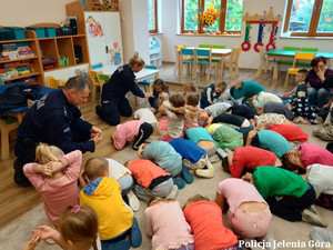 Policjanci uczą dzieci jak bezpiecznie zrobić pozycję na żółwia w razie ataku psa