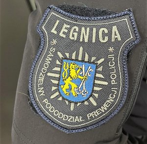 naszywka policyjna na ramieniu z napisem Legnica Samodzielny Pododdział Prewencji Policji