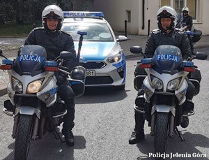 policjanci na motorach