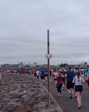 biegnący ludzie podczas maratonu