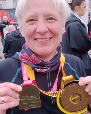uśmiechnięta kobieta z medalami