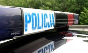 napis policja na górnym oświetleniu radiowozu