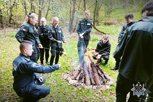 Uczniowie klasy mundurowej pieką kiełbaski na ognisku