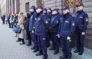 Zaproszeni goście stojący w szeregu