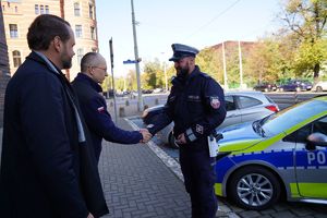 Wojewoda dolnośląski podaje rękę policjantowi